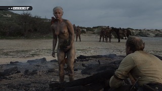 Emilia Clarke nua em Game Of Thrones 4