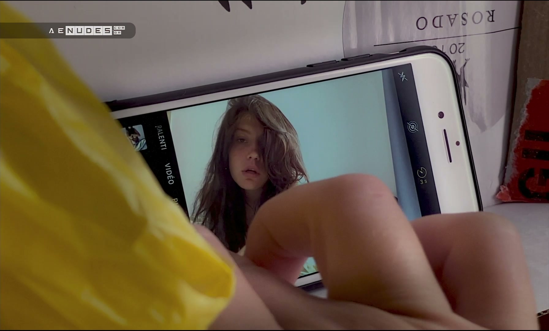 Adele Exarchopoulos nua pelada em Zero Fucks Given