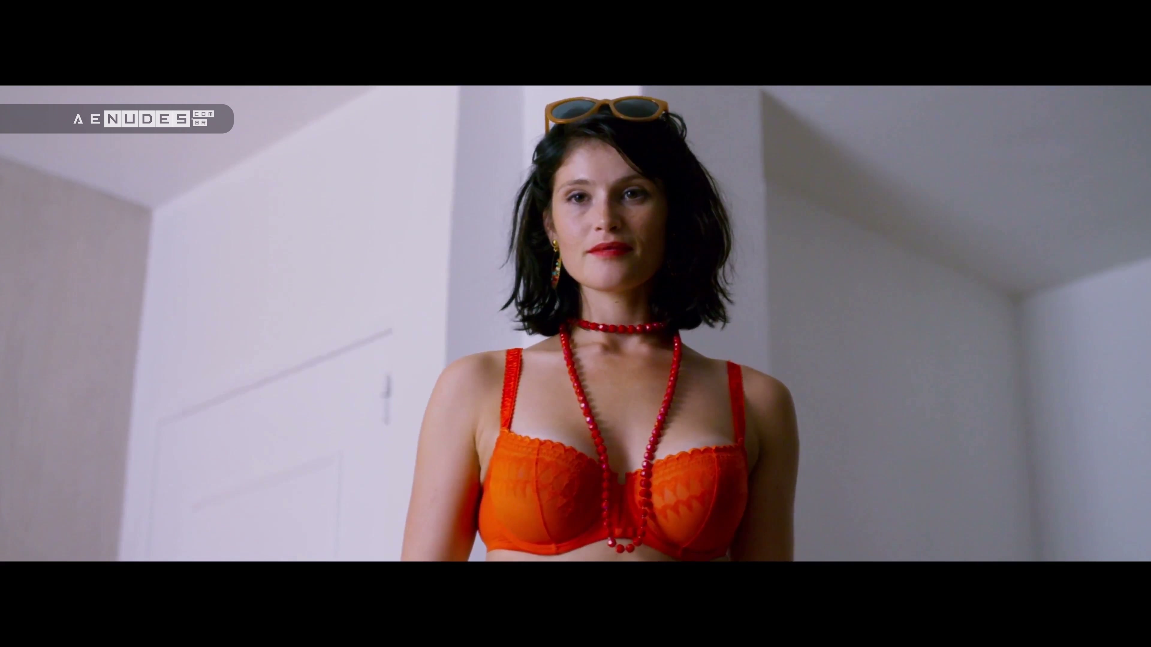 Adele Exarchopoulos Gemma Arterton nua pelada em Orphan