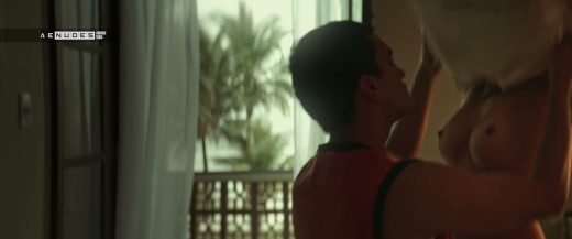 Carla diaz nua em A Menina que Matou os Pais 1