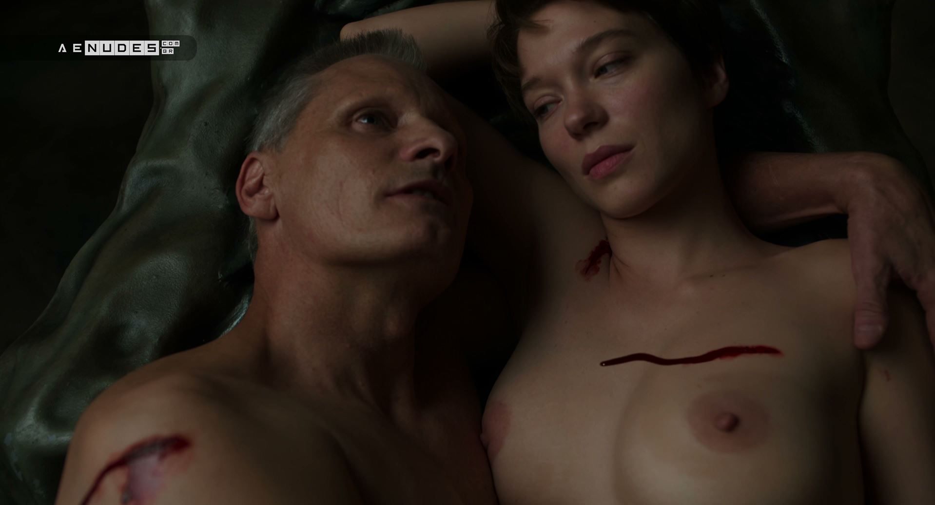 Léa Seydoux nua pelada em Crimes Of The Future