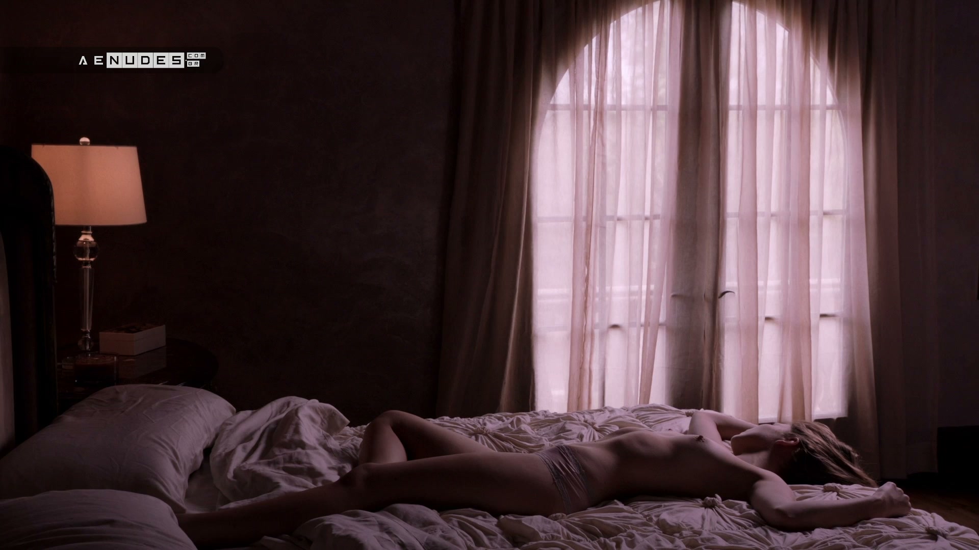 Lili Simmons nua pelada em Banshee