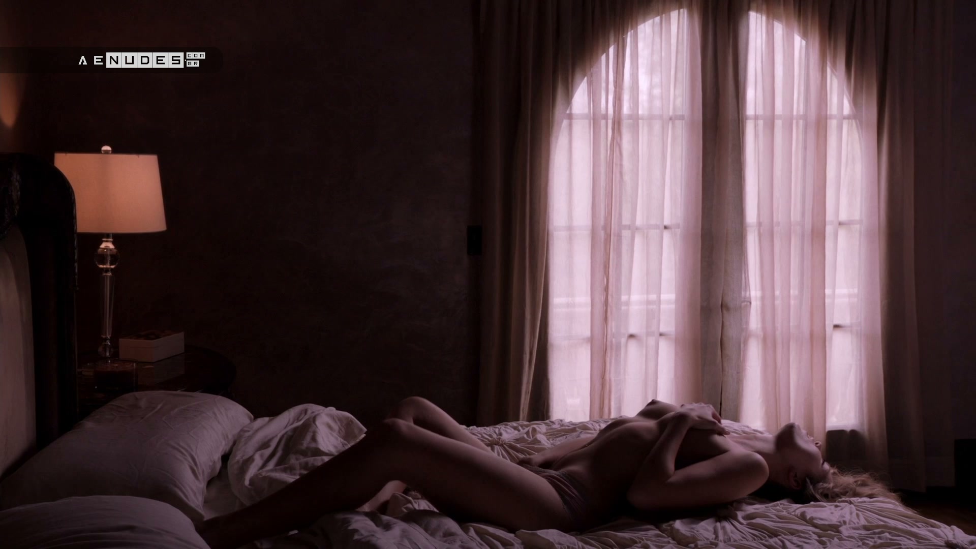 Lili Simmons nua pelada em Banshee