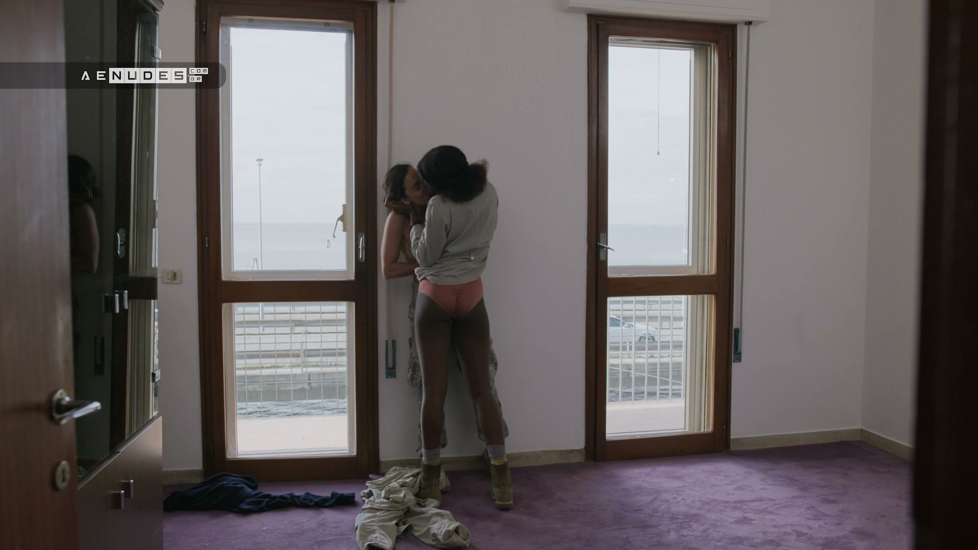 Alice Braga nua pelada em We Know Who We Are