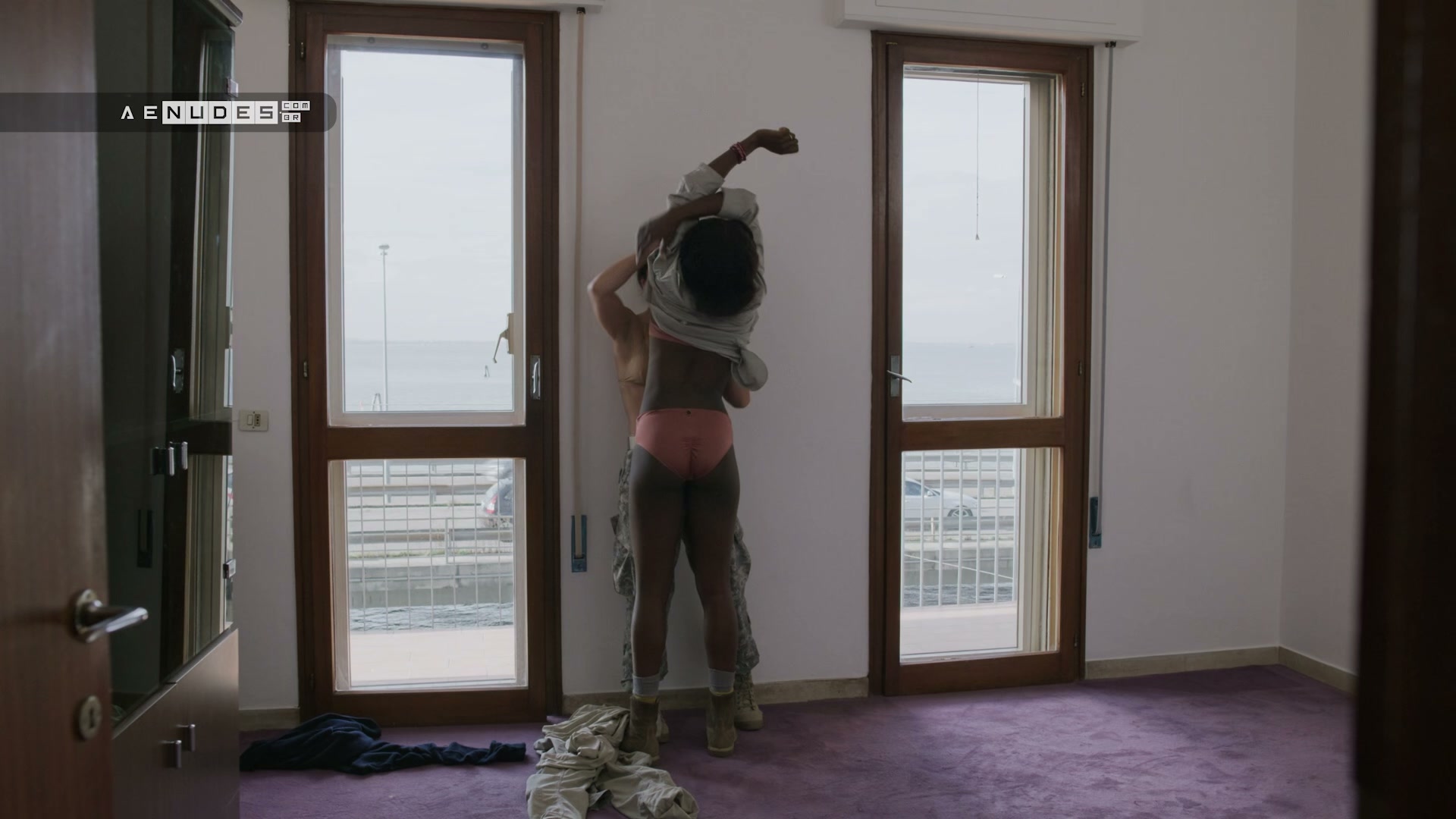 Alice Braga nua pelada em We Know Who We Are
