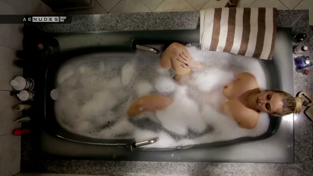 Aline Fanju nua pelada em Acerto de Contas