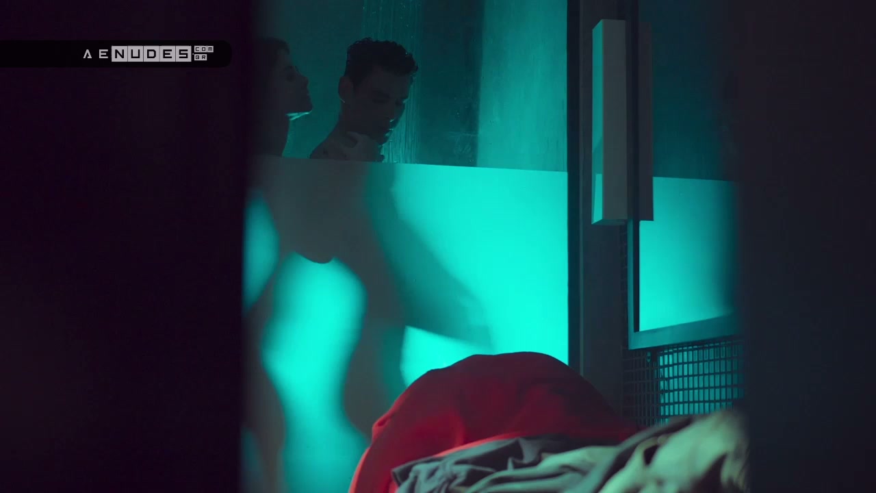 Alinne Moraes nua pelada em Um Lugar ao Sol
