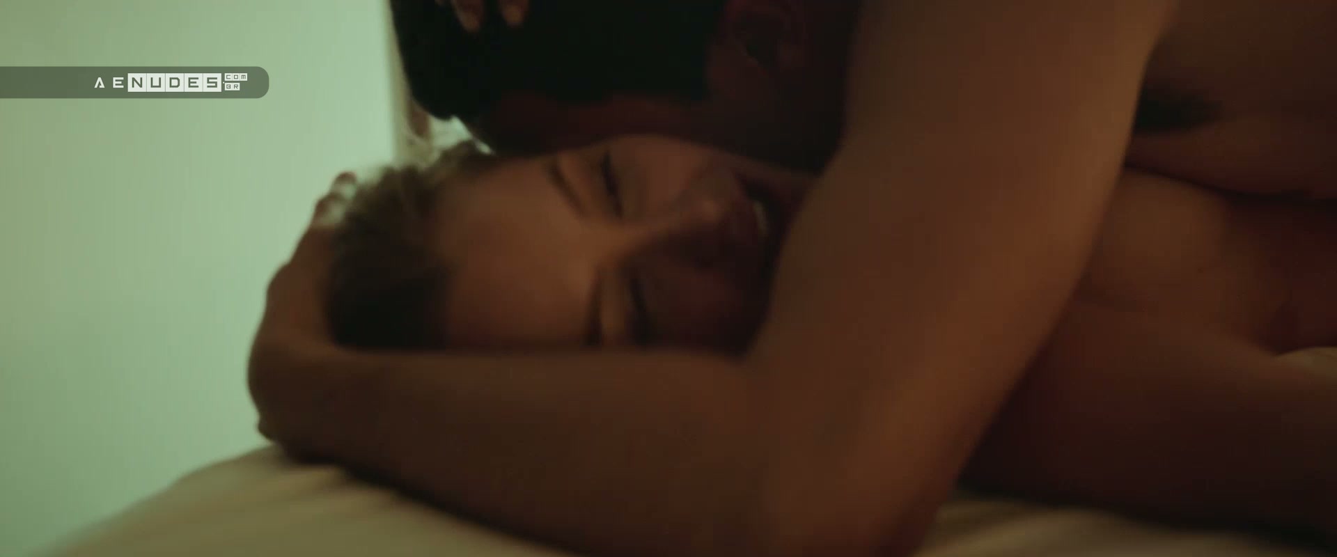 Carla Diaz nua pelada em O Menino Que Matou Meus Pais