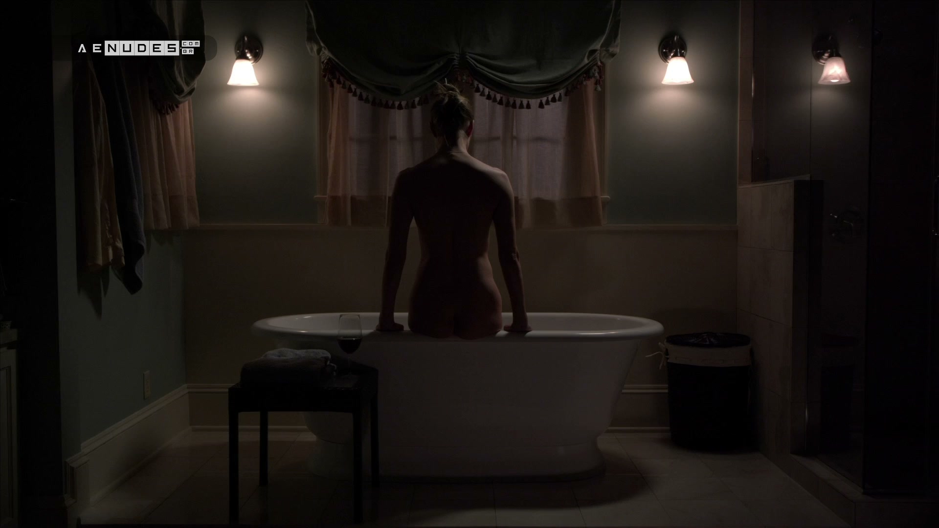 Ivana Milicevic nua pelada em Banshee