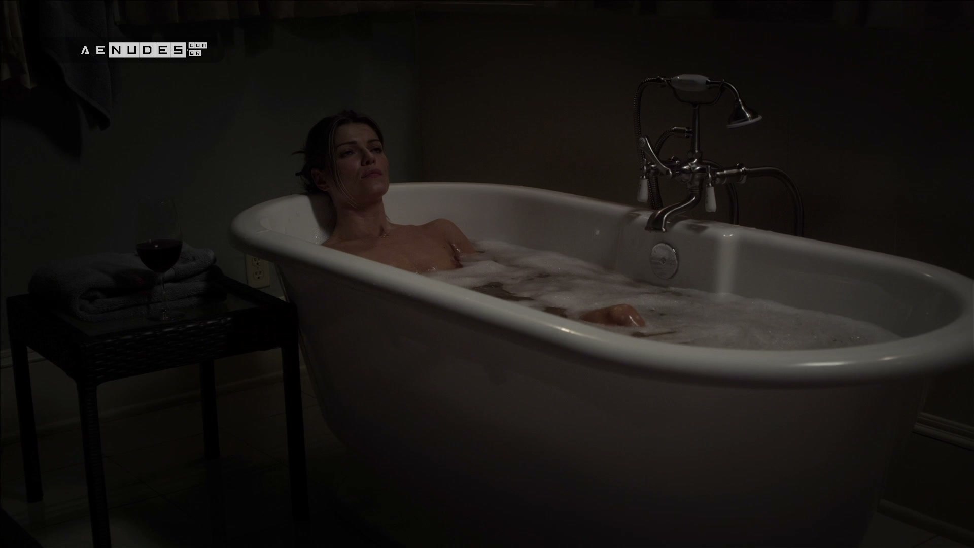 Ivana Milicevic nua pelada em Banshee