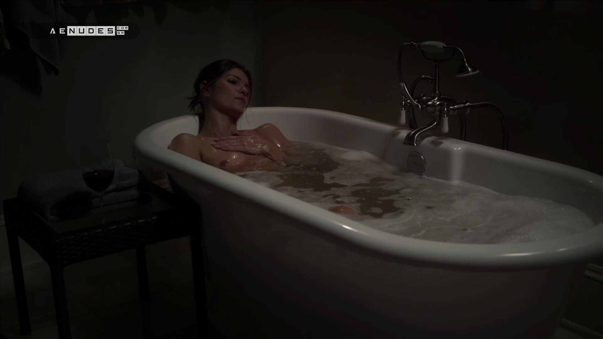 Ivana Milicevic nua pelada em Banshee