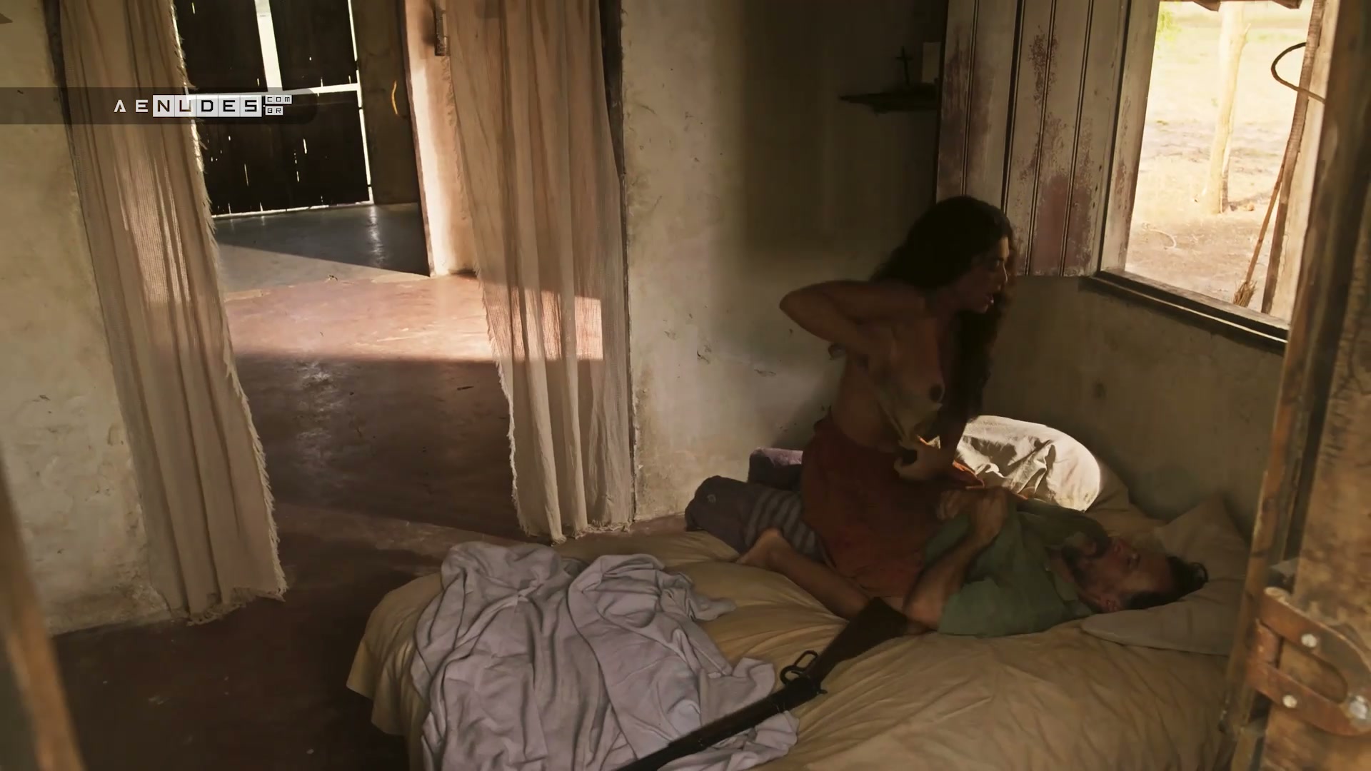 Juliana Paes nua pelada em Pantanal