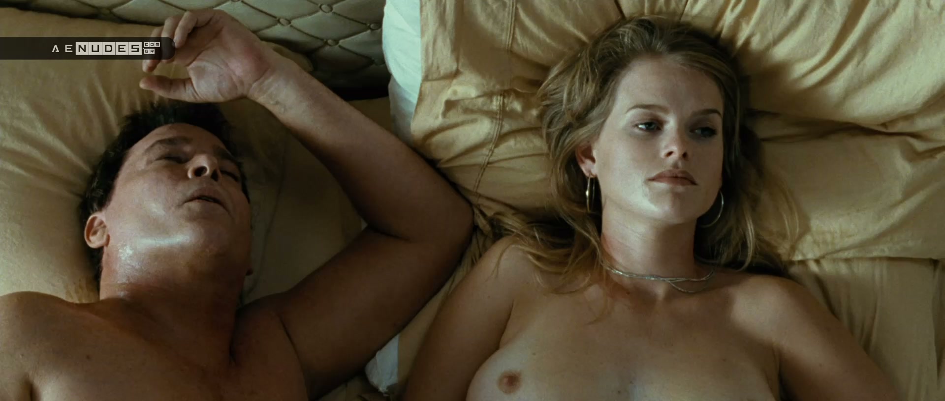 Alice Eve nua pelada em Crossing Over