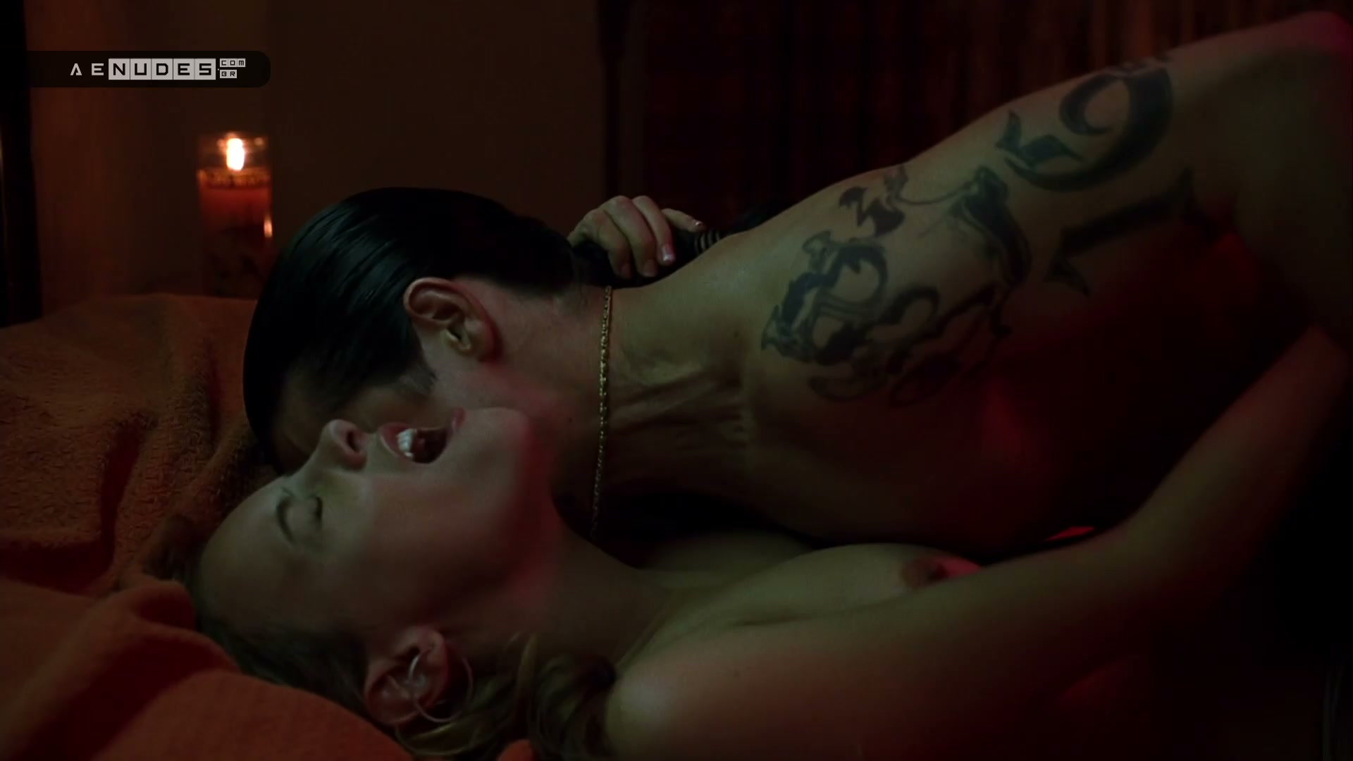 Anne Hathaway Bijou Phillips nua pelada em Havoc