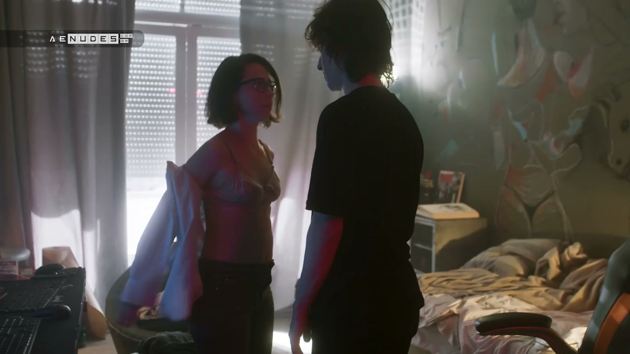 Daphne Bozaski nua pelada em As Five