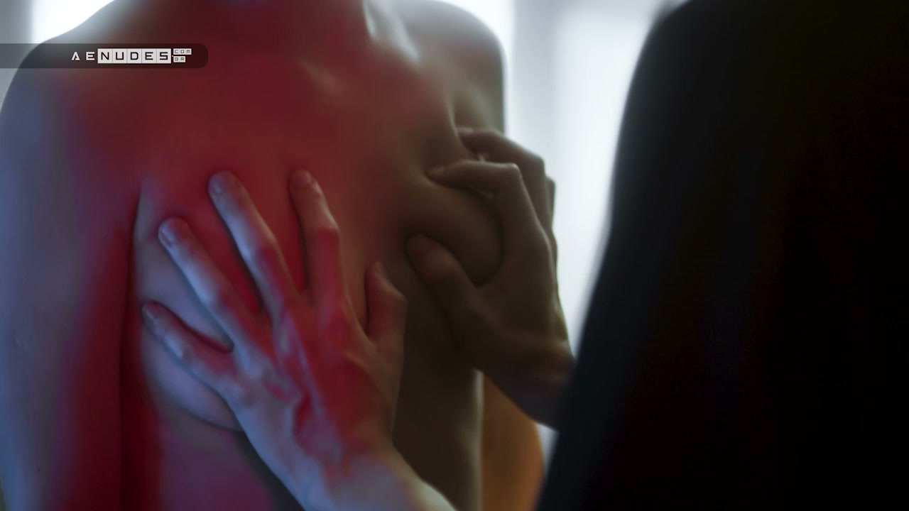 Daphne Bozaski nua pelada em As Five