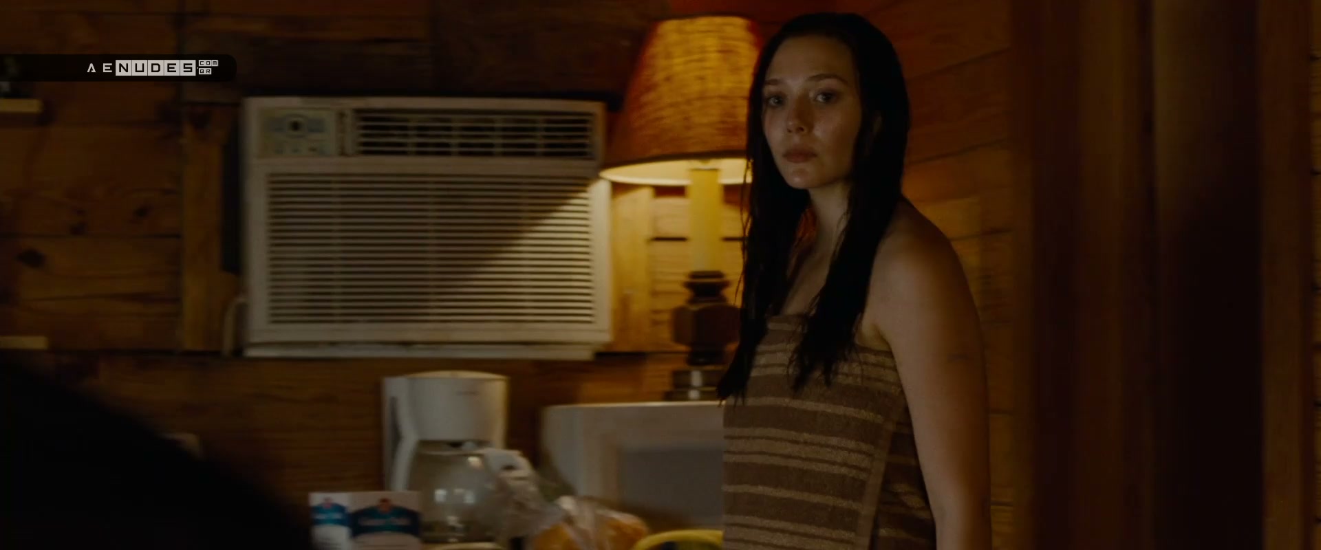 Elizabeth Olsen nua pelada em Oldboy