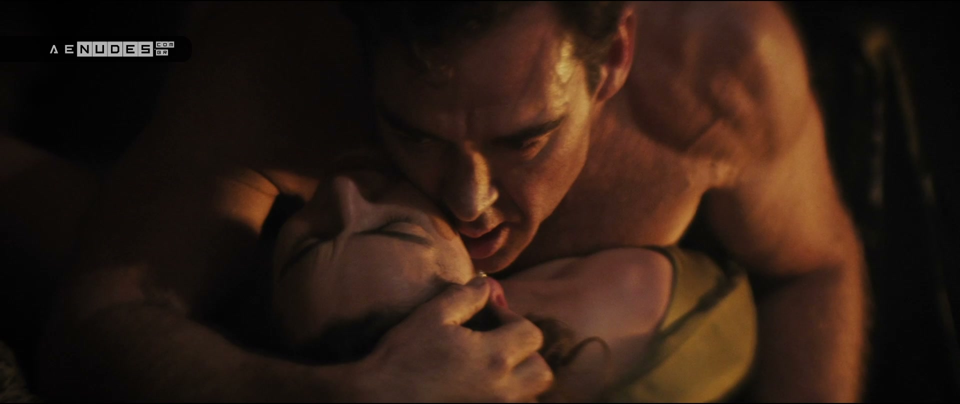 Emilia Clarke nua pelada em Voice from the Stone
