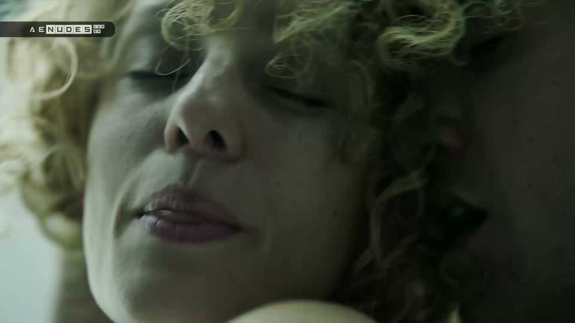 Esther Acebo nua pelada em La Casa de Papel