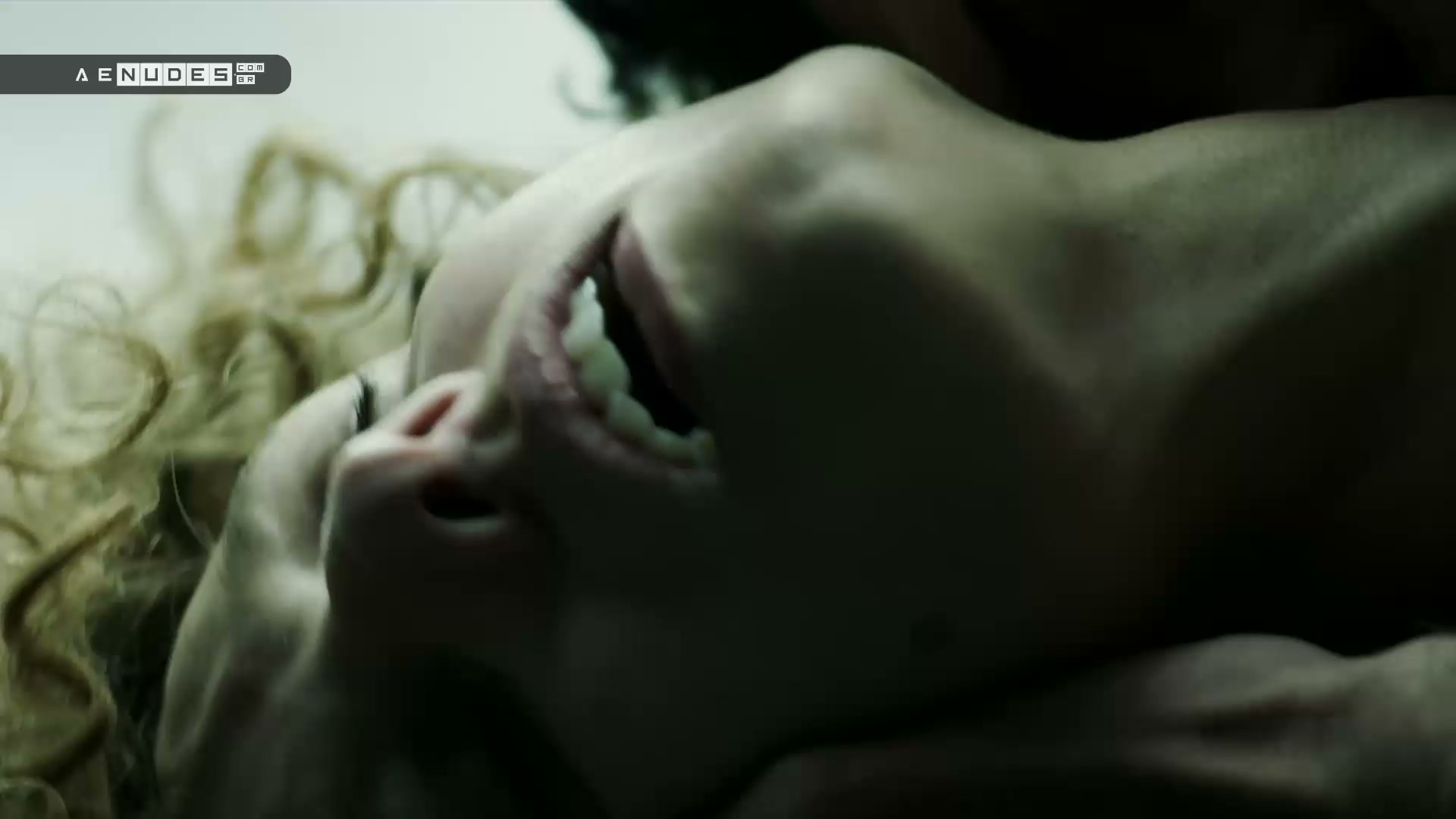 Esther Acebo nua pelada em La Casa de Papel