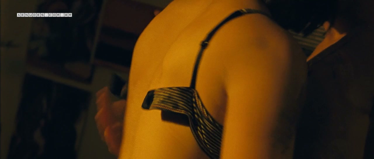 Gemma Arterton nua pelada em Three and Out