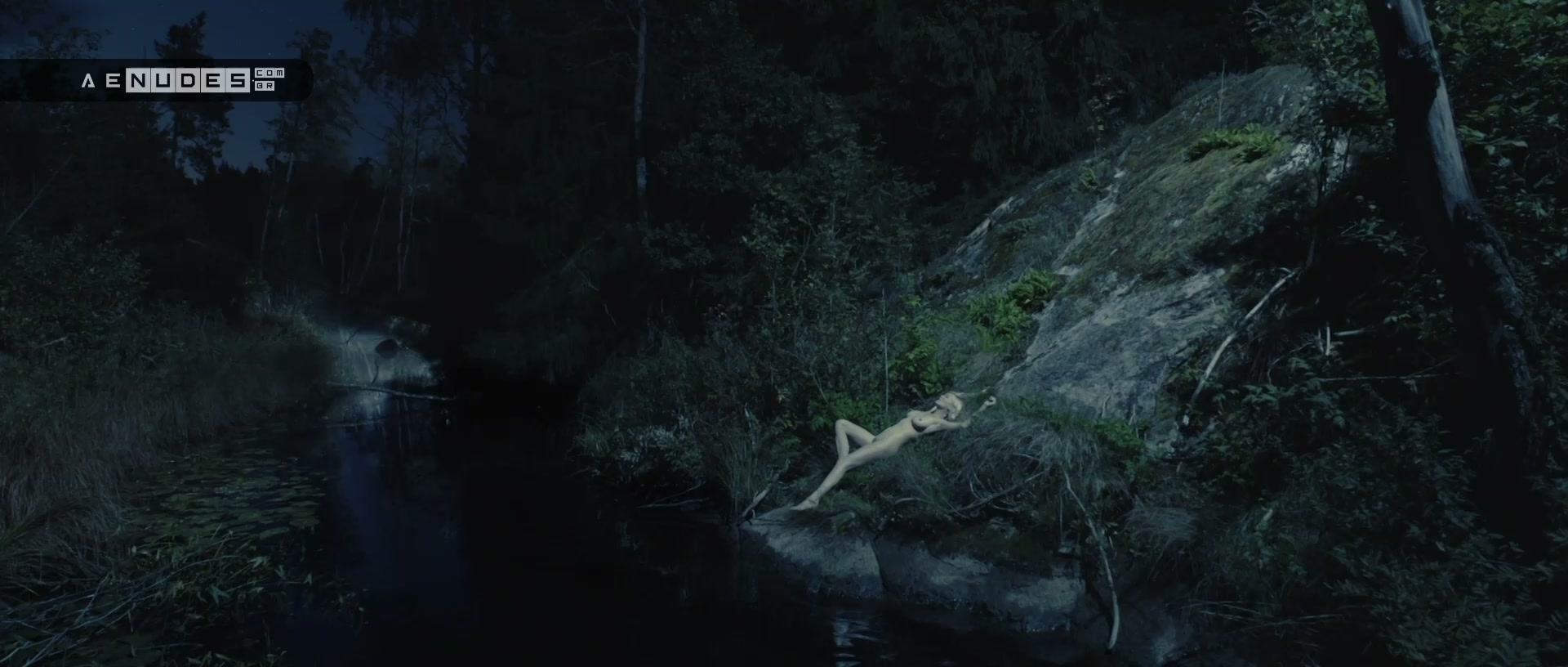 Kirsten Dunst nua pelada em Melancolia