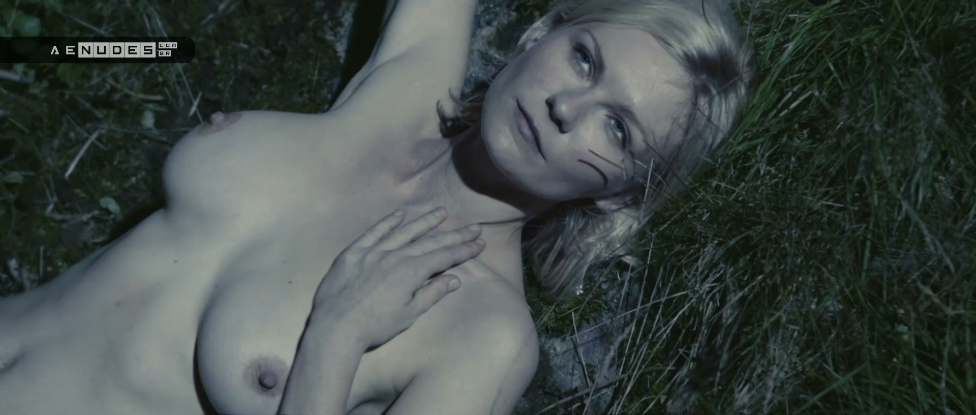 Kirsten Dunst nua pelada em Melancolia
