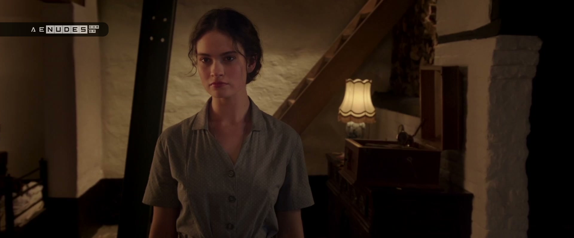 Lily James nua pelada em The Exception