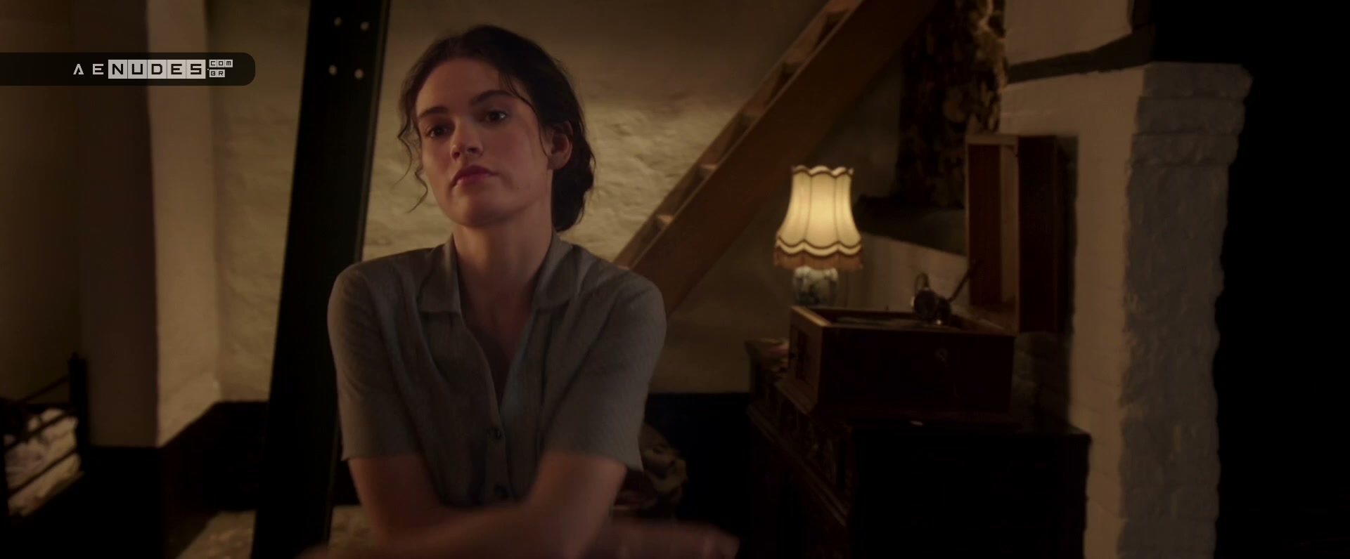 Lily James nua pelada em The Exception