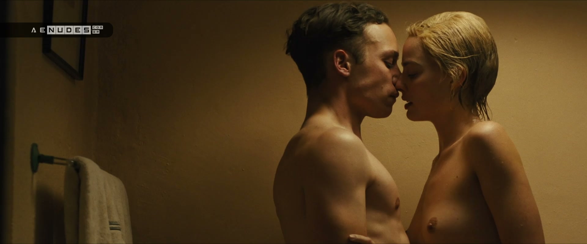 Margot Robbie nua pelada em Dreamland