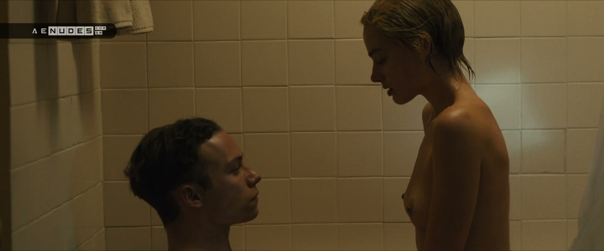 Margot Robbie nua pelada em Dreamland