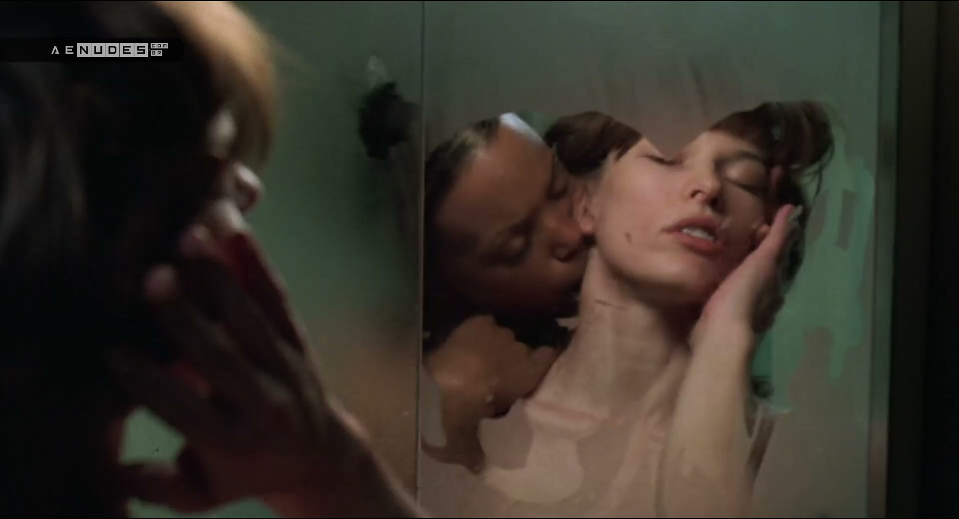 Milla Jovovich nua pelada em .45