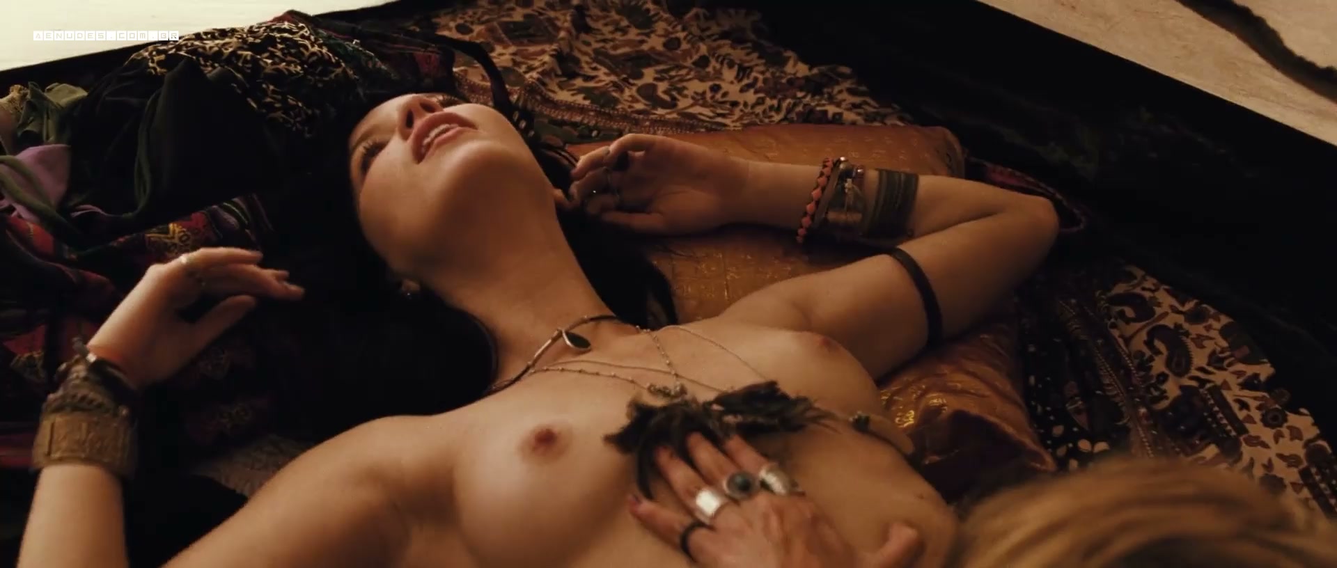 Nathalia Dill Livia Bueno nua pelada em Paraisos Artificiais
