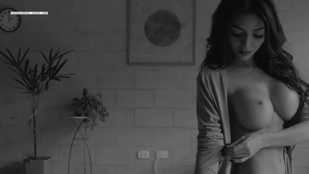 Nyvi Estephan nua pelada em Playboy