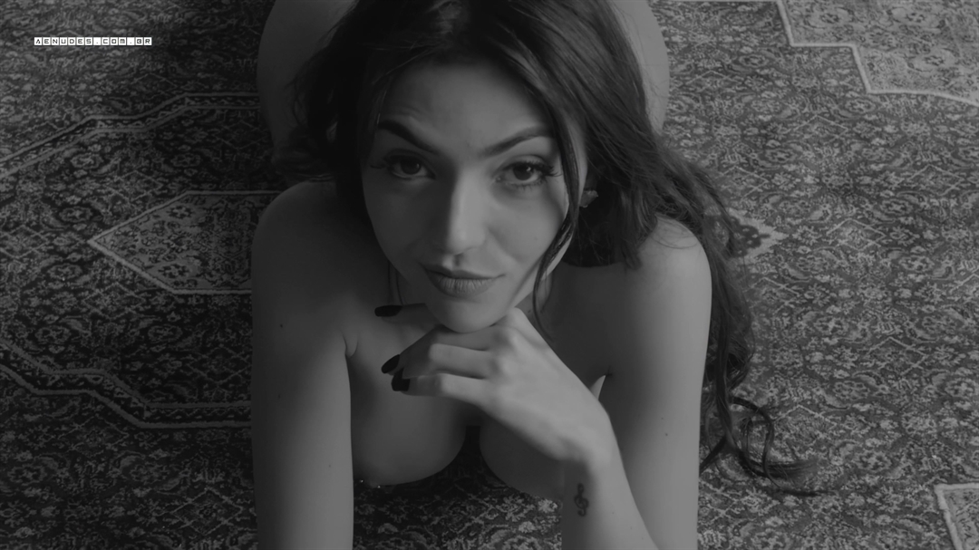 Nyvi Estephan nua pelada em Playboy