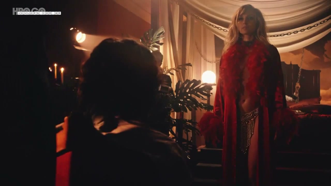 Simone Spoladore nua pelada em Magnifica 70