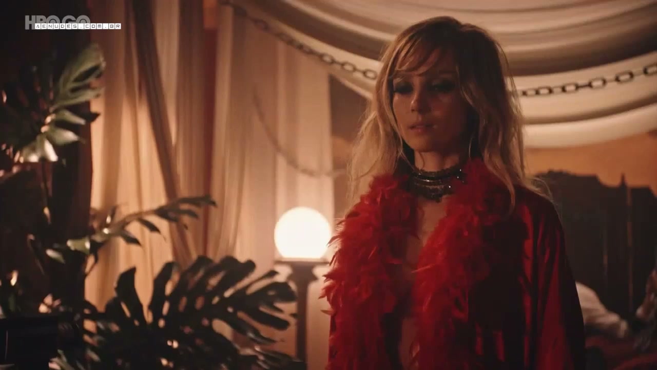 Simone Spoladore nua pelada em Magnifica 70