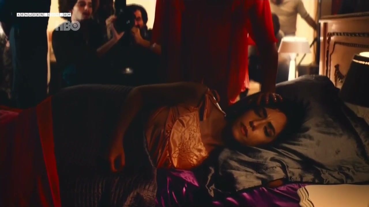 Simone Spoladore Julia Lanina nua pelada em Magnifica 70