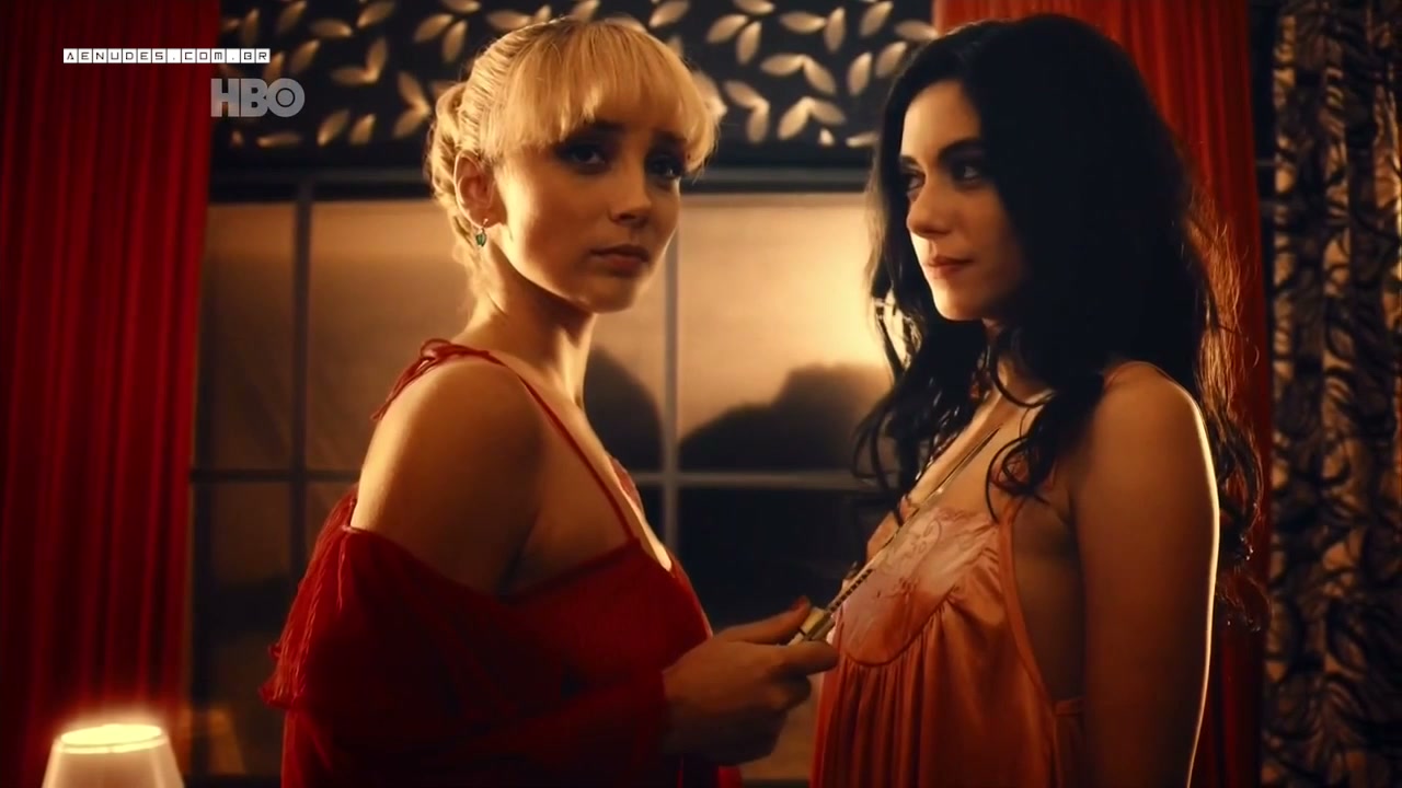 Simone Spoladore Julia Lanina nua pelada em Magnifica 70