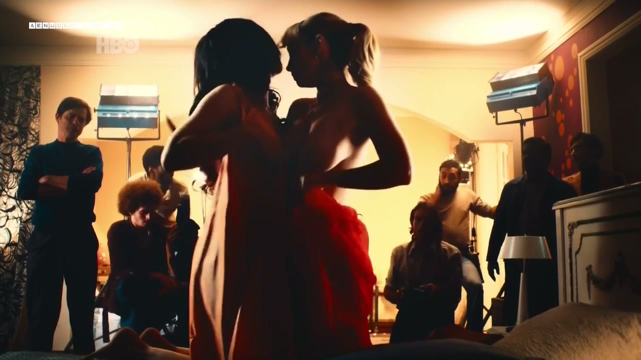 Simone Spoladore Julia Lanina nua pelada em Magnifica 70