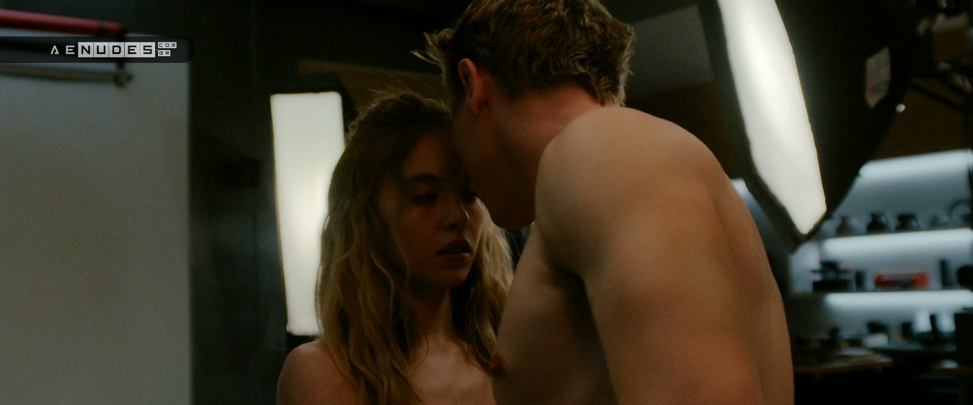 Sydney Sweeney nua pelada em The Voyeurs