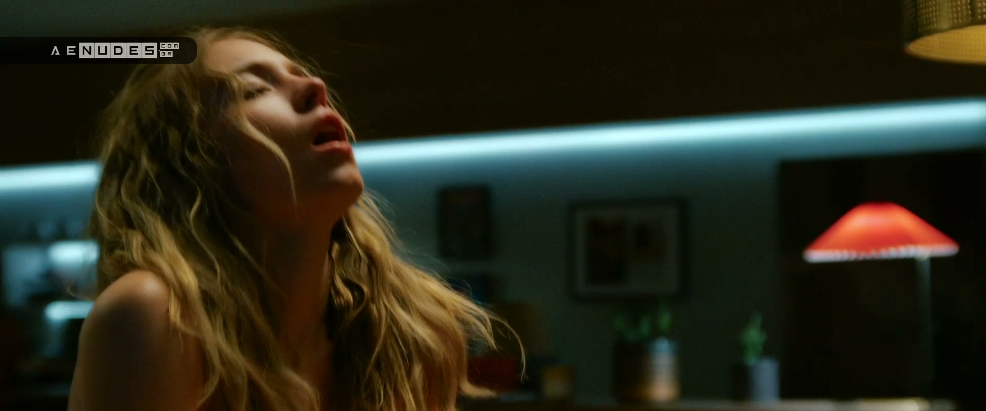 Sydney Sweeney nua pelada em The Voyeurs