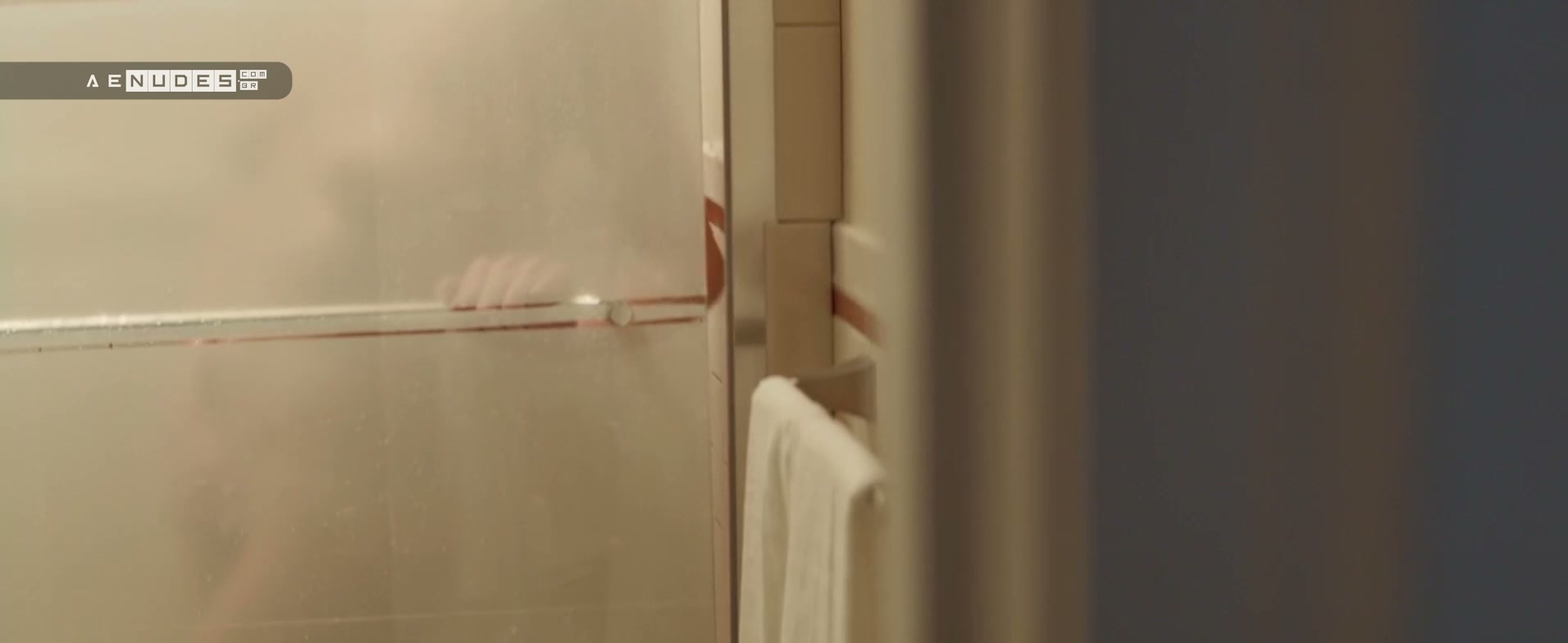 Yvonne Strahovski nua pelada em Manhattan Night