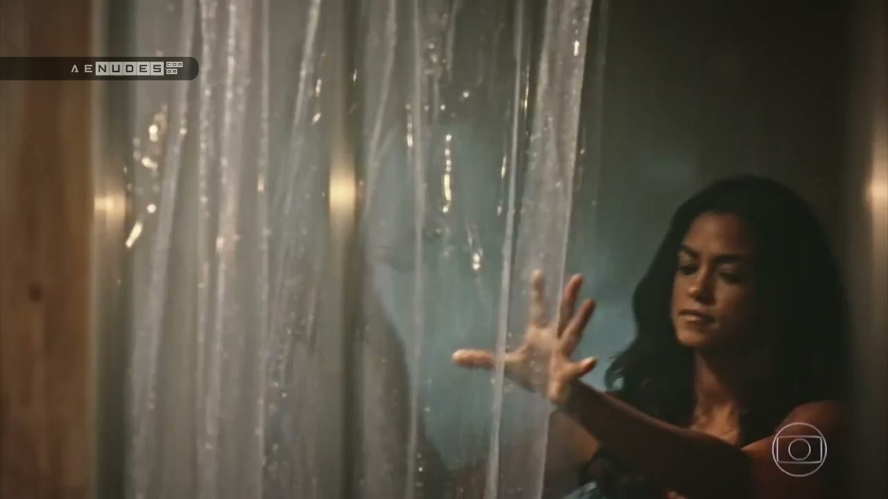 Lucy Alves nua pelada em Velho Chico