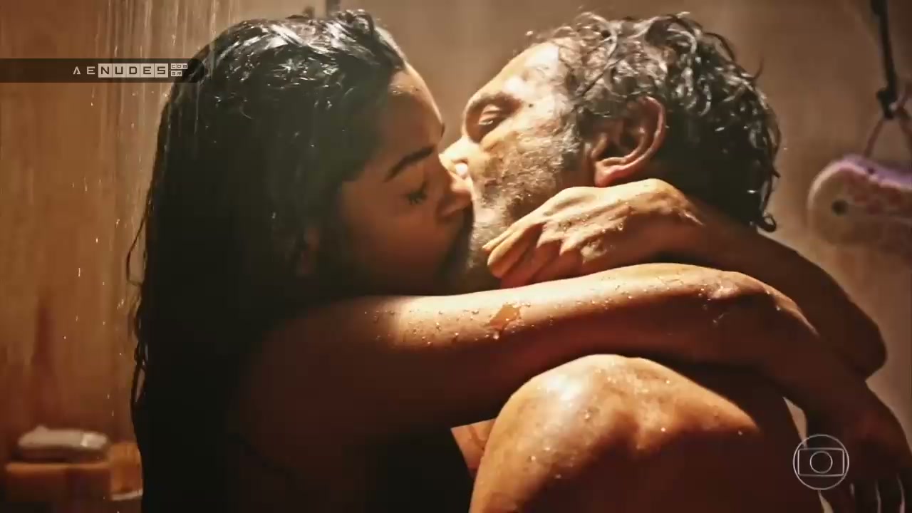 Lucy Alves nua pelada em Velho Chico