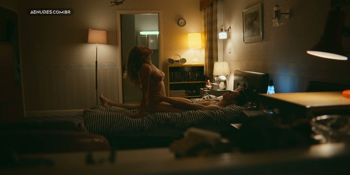 Aimee Lou Wood nua pelada em Sex Education