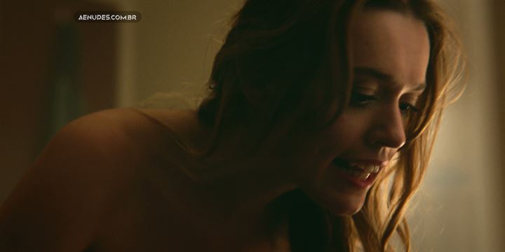 Aimee Lou Wood nua pelada em Sex Education