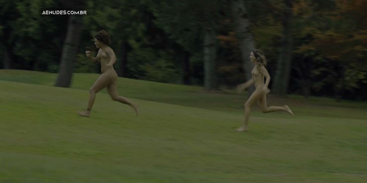 Alison Brie nua pelada em Some Body I Used To Know