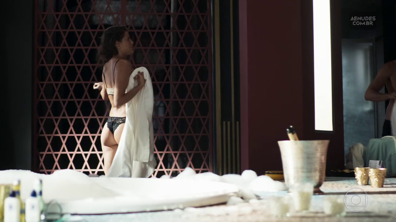 Agatha Moreira nua pelada em Dona do Pedaço
