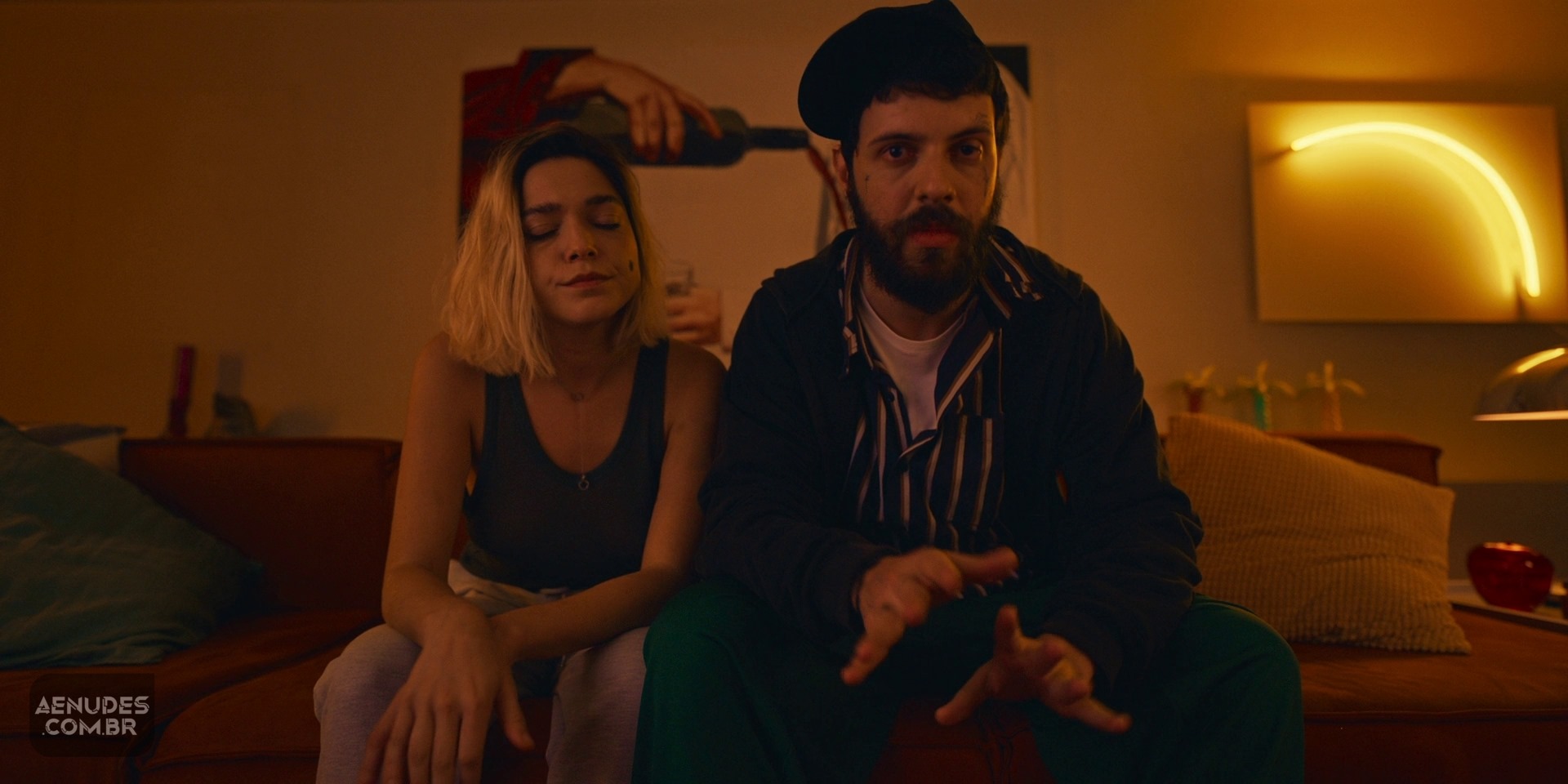 Bella Camero nua pelada em Eleita